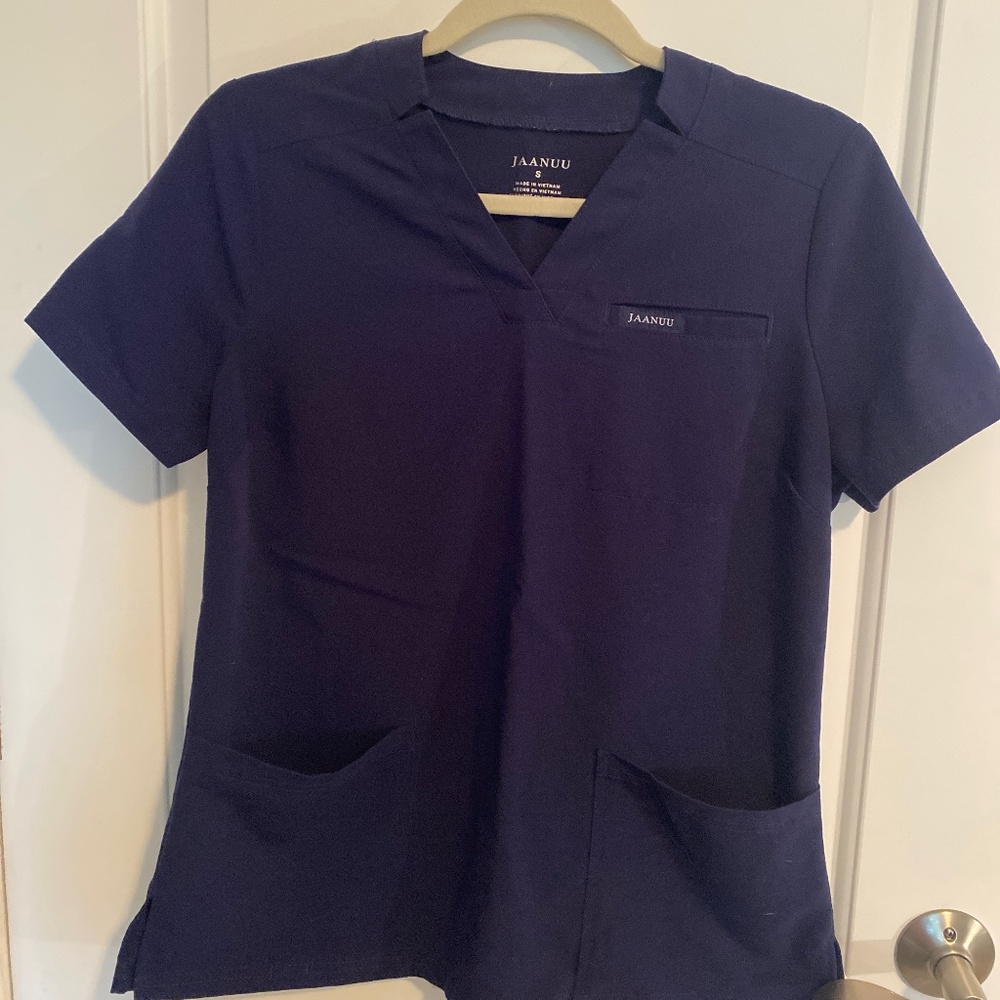 Jaannu scrub top